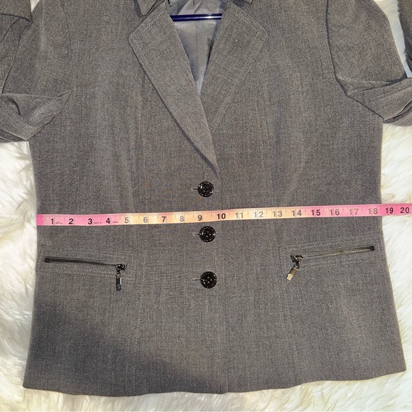 Tahari Arthur Levine Notched Collar Women's 10 Grey Lined
Fitted 3 Button Blazer - Picture 14 of 15